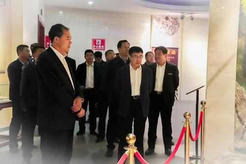 中共平泉市委书记王贺民，市委副书记、 代市长何会岭莅临和记娱乐老酒集团考察调研